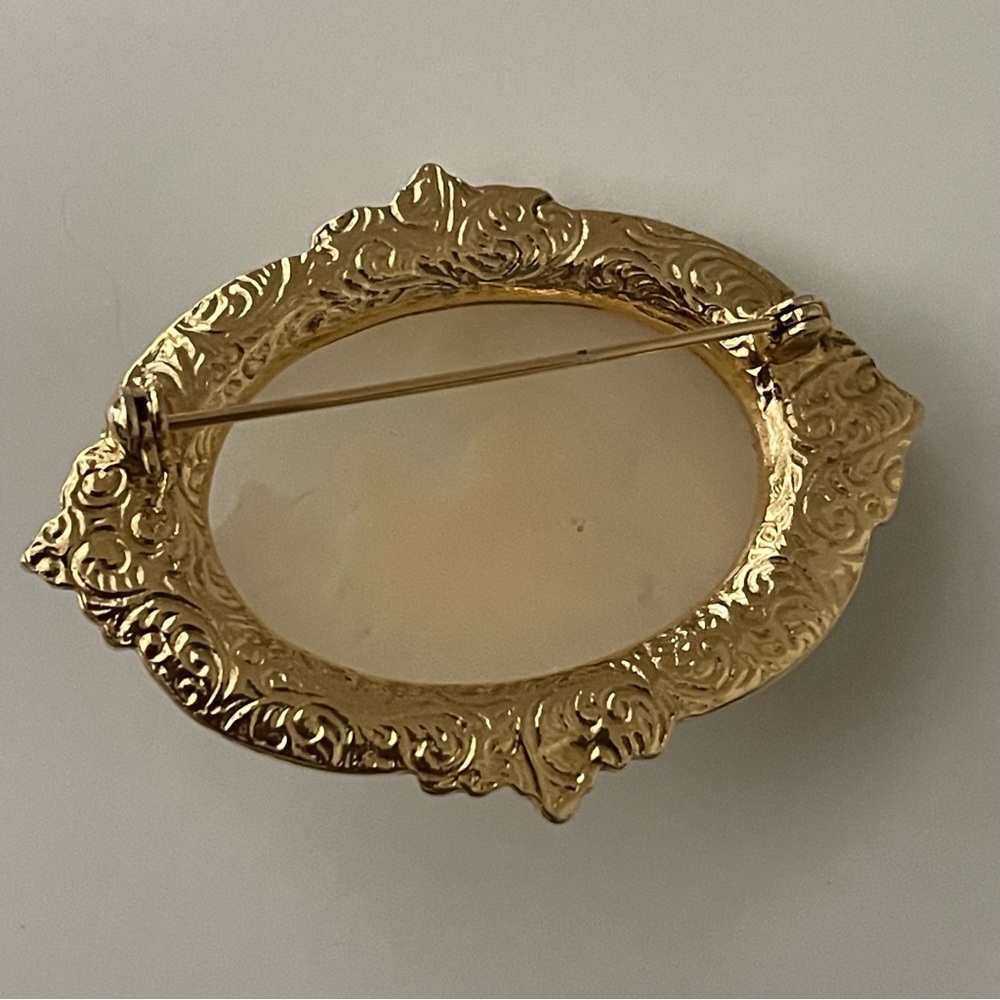 Vintage Brooch Goldtone Mother and Child Cameo Metal Pin (Possibly 1928 Brand) - Picture 14 of 16